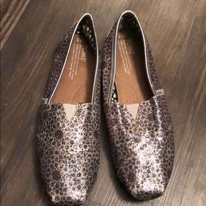 TOMS: Glitter Flower Design